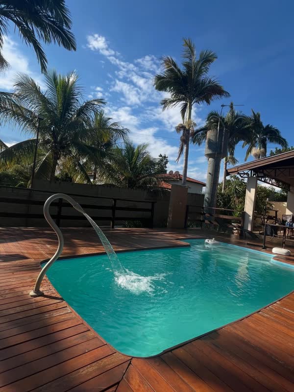 Piscina do rancho com coqueiros
