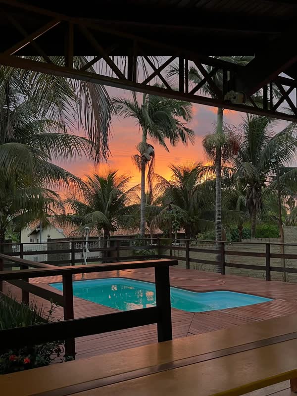 Deck da piscina ao entardecer