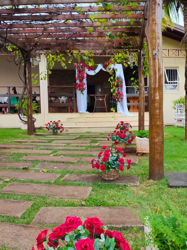 Caminho no jardim com flores