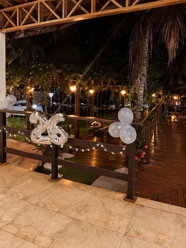 Área decorada com luzes para festa à noite