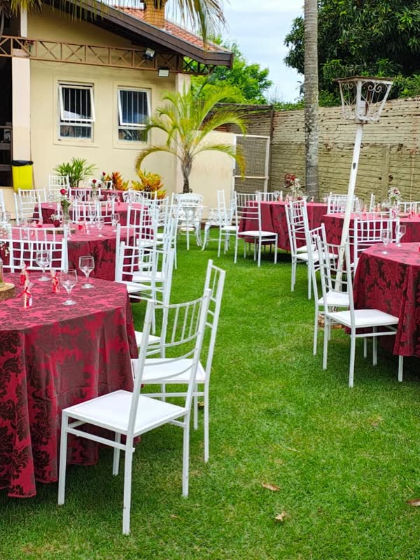 Mesas montadas no gramado para casamento
