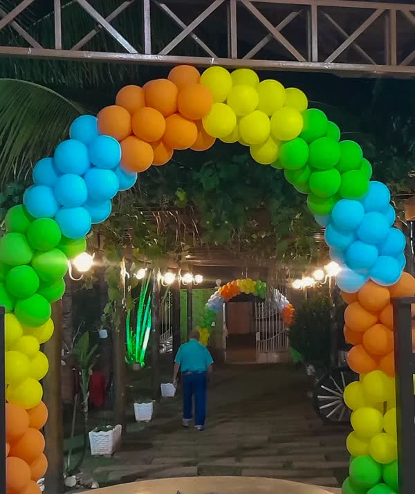 Arco de balões iluminado à noite