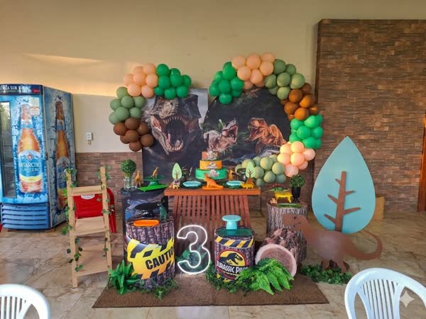 Decoração de aniversário com tema de dinossauros